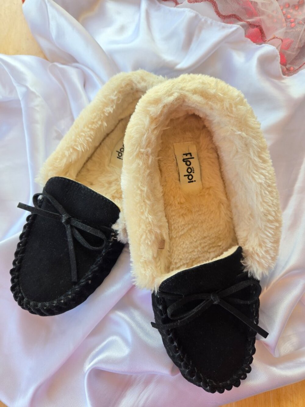 Floopi Women's Size 8 Black With Cream-Colored Faux Fur Lining Slippers